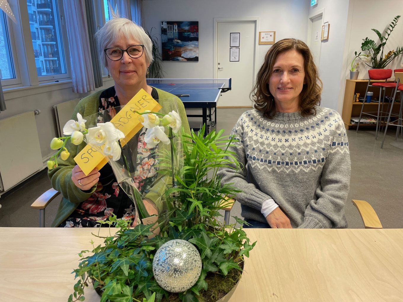 Foto: Ann-Kristin et par peRådgiverne inviterer til Åpne dagerrsonr som holder blomster