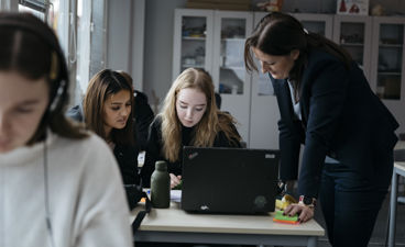 En gruppe personr som ser på en bærbar datamaskin