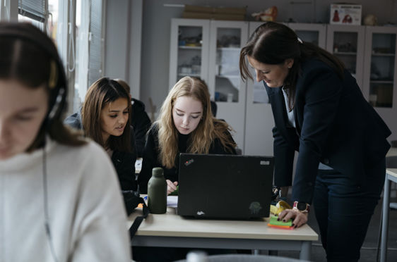 En gruppe personr som ser på en bærbar datamaskin